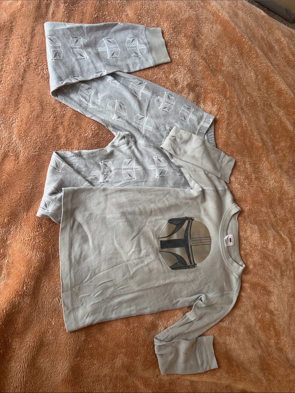 Hanna Andersson Star Wars Gray Kids Pajama Set with Mandalorian Helmet